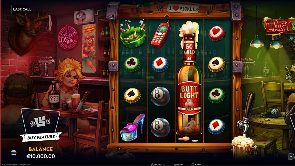 Interface do slot Last Call com elementos de bar neon e personagens de briga